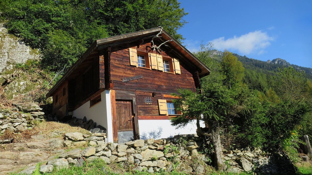 Salvan Ski Chalet | Authentic cottage in the countryside with contemporary comfort
