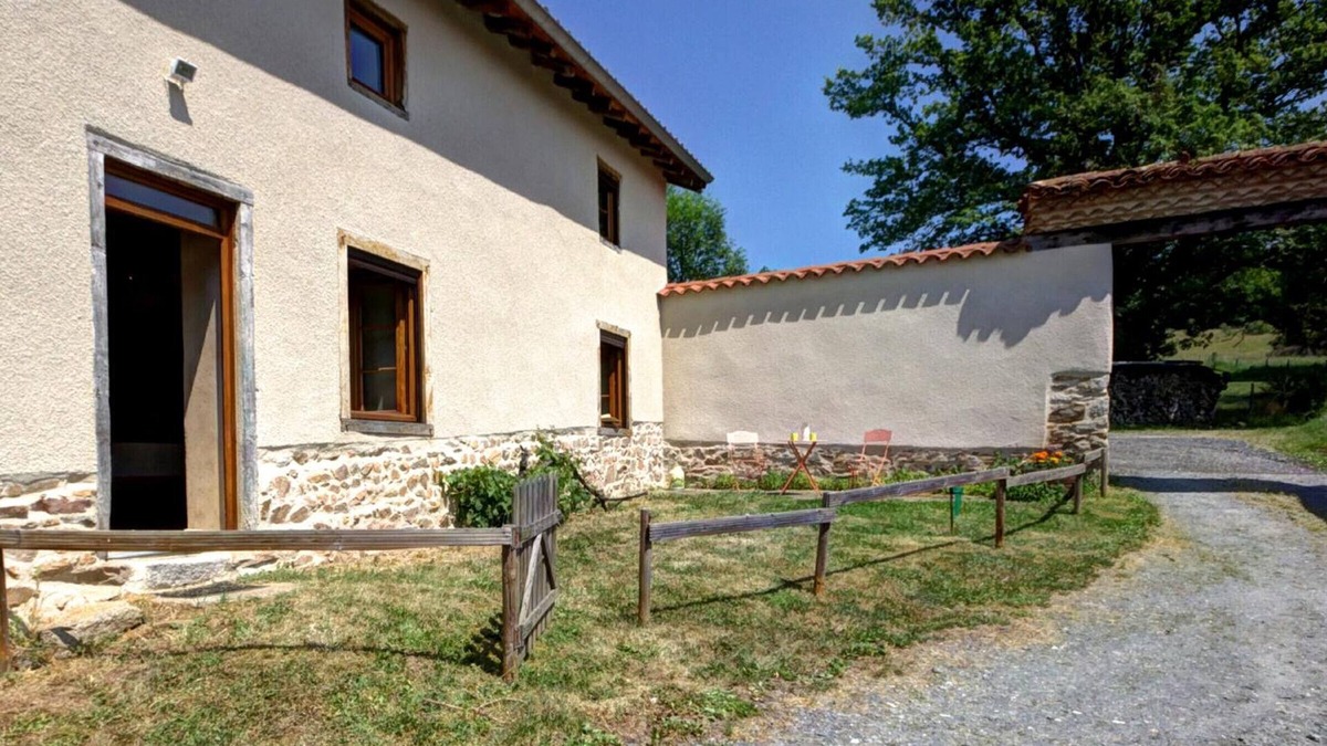 Panissieres Cottage | Authentic Cottage with Terrace and Pets Allowed