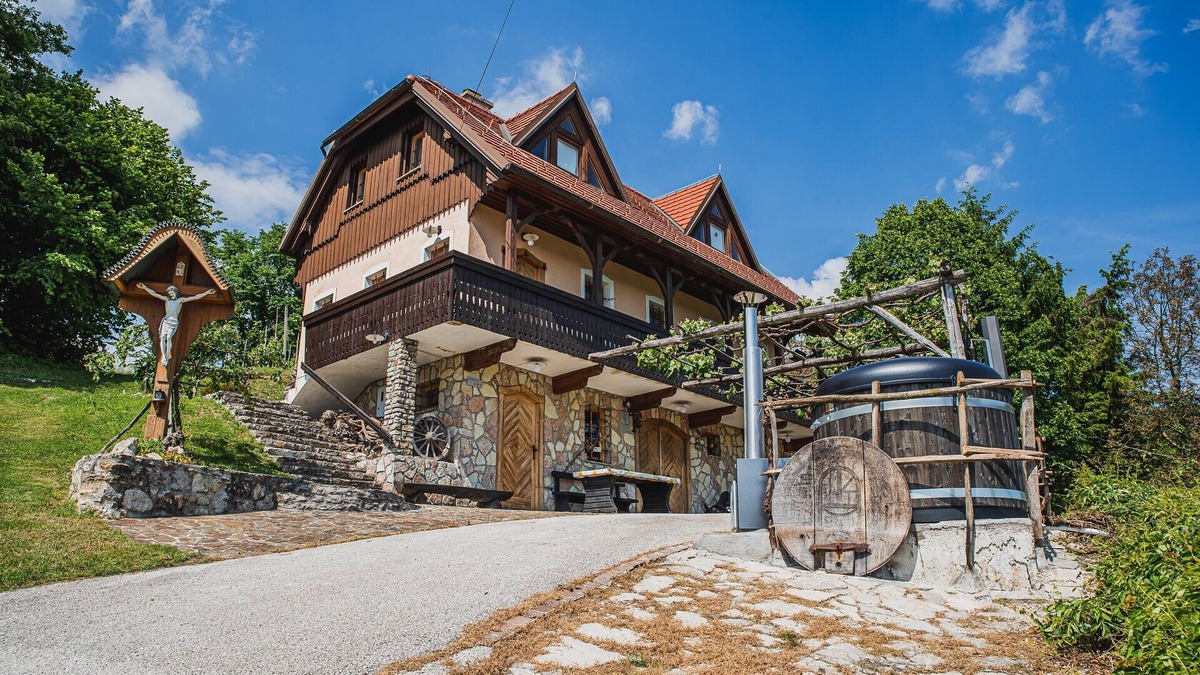 Krsko Villa | Authentic Countryside Villa with Hot tub