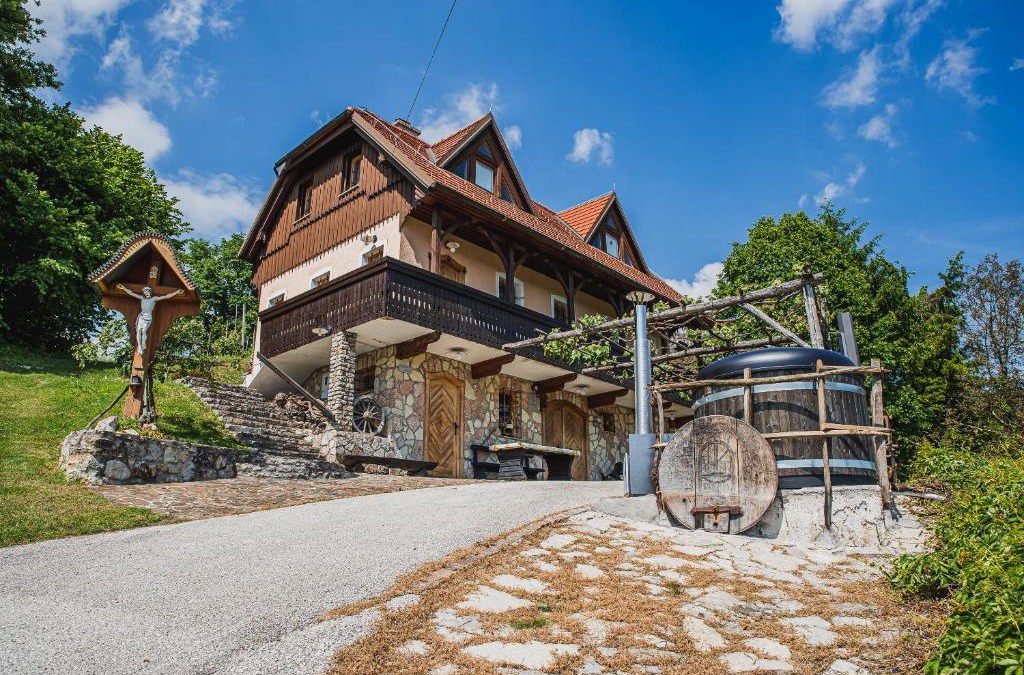 Krsko Villa | Authentic Countryside Villa with Hot tub