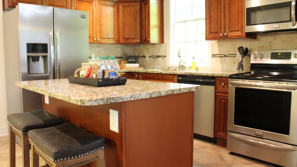 Edgewood House | Authentic Edgewood 3 Bed House with Private Yard