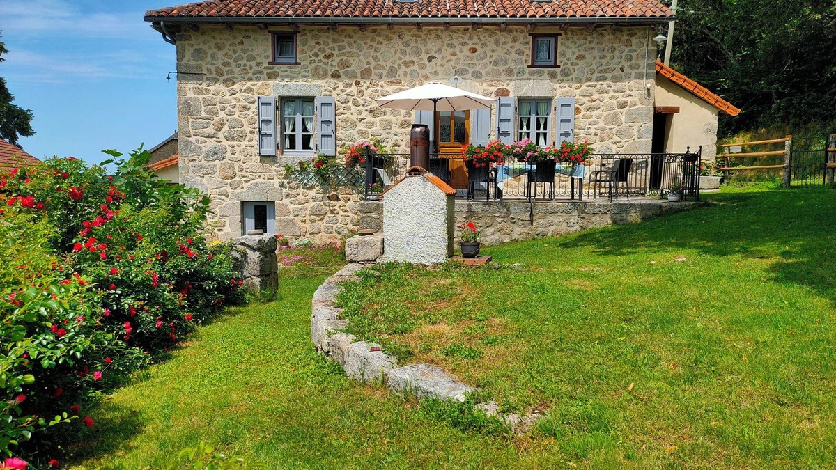 Omps House | Authentic farmhouse near a lake and the Cantal mountains.