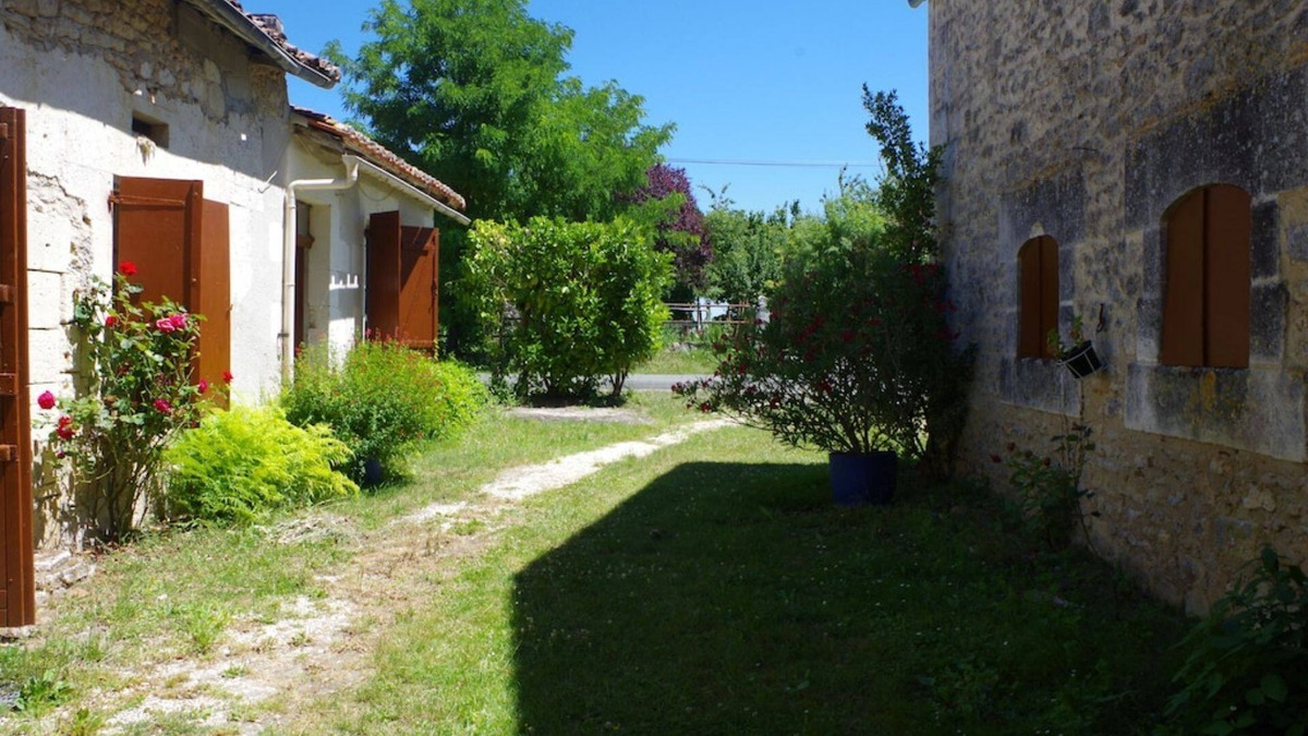 Champagne-et-Fontaine House | Authentic charm, ideal for cousins, but adaptable, in a quiet hamlet
