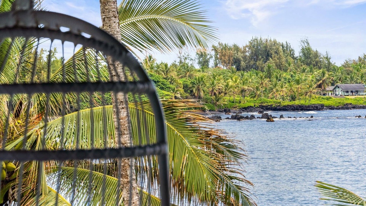 Hana Cottage | AUTHENTIC HAWAIIAN BEACH HOUSE ON HANA BAY. 5-minute walk to beaches and town.
