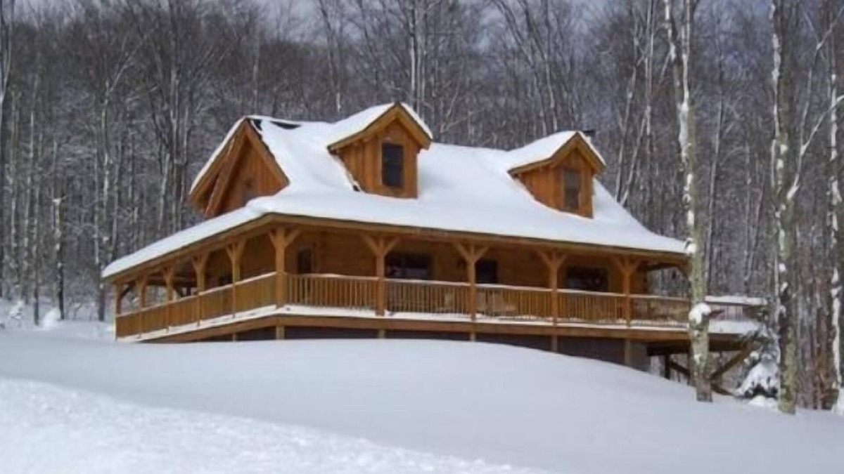 Timberline Cabin | AUTHENTIC LOG CABIN-11 Acre Lake, Central AC, Hot tub, WiFi
