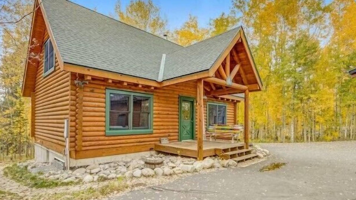 Tabernash Cabin | Authentic log cabin, large yard, private HT