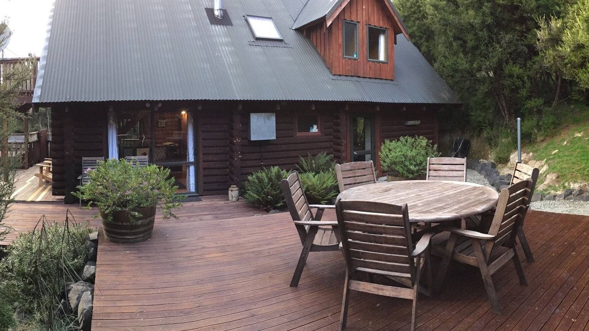 Mt Lyford Cabin | Authentic log chalet serene and secluded with outdoor spa