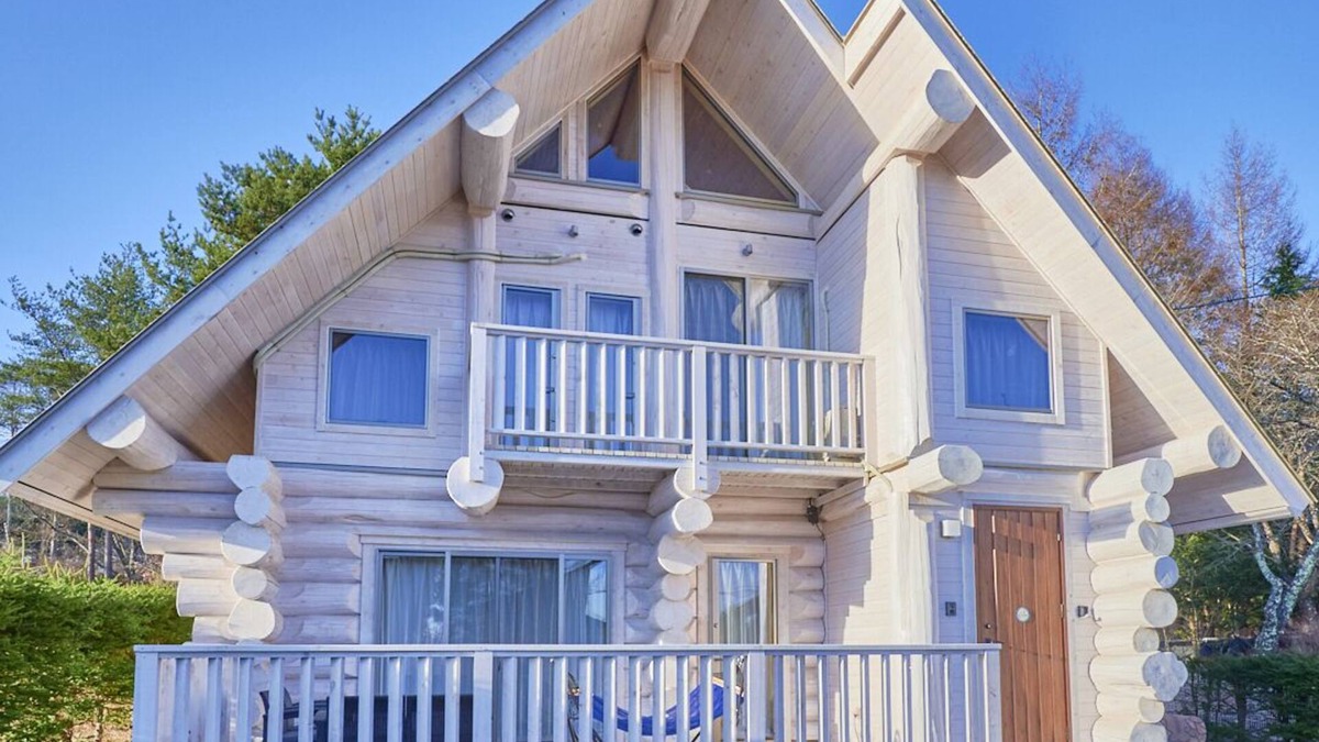 Kitasaku-gun Villa | Authentic Luxury Canadian Log House with a 350-Year-Old Yellow Cedar Hand-Cut.