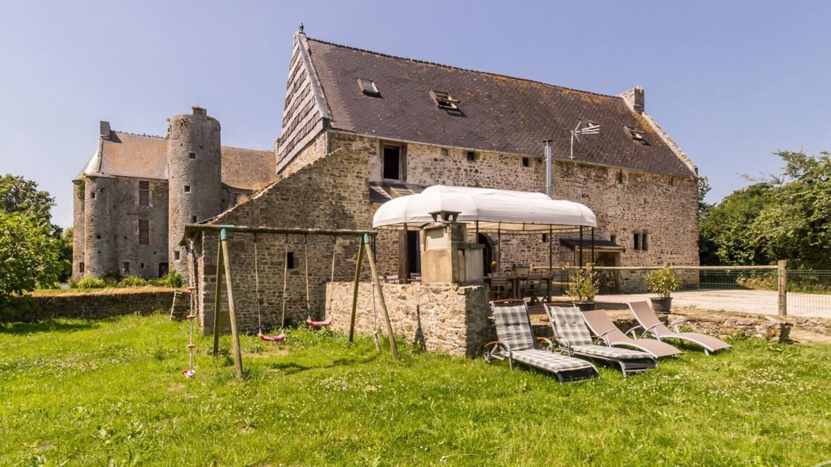 Saint-Lo-d'Ourville Cottage | Authentic medieval manor with enclosed garden, pets allowed, parking and wifi