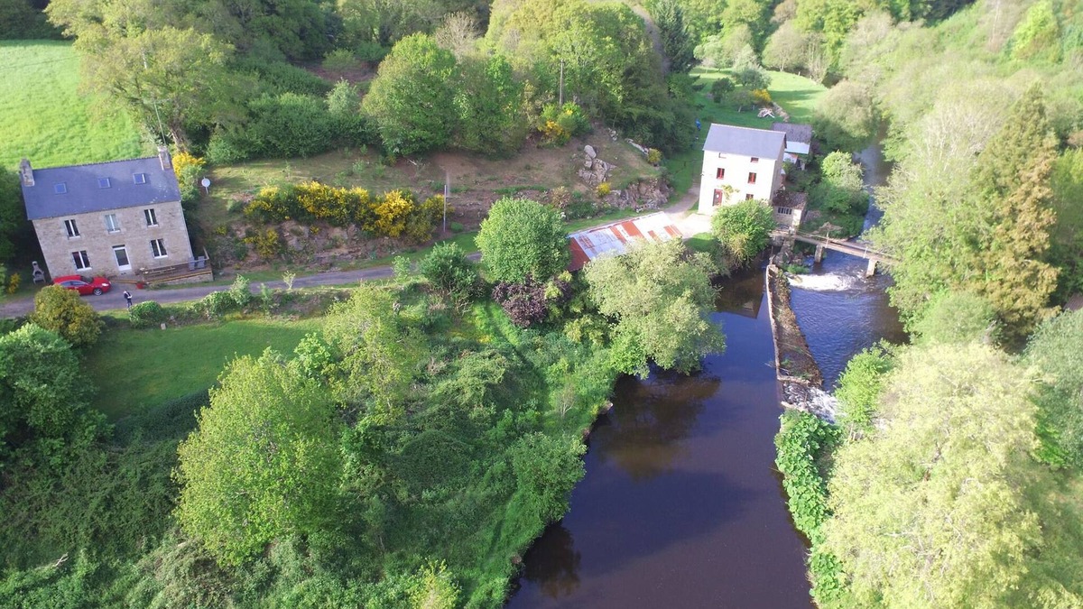 Le Vieux-Marche House | Authentic mill with feet in water (near the sea)
