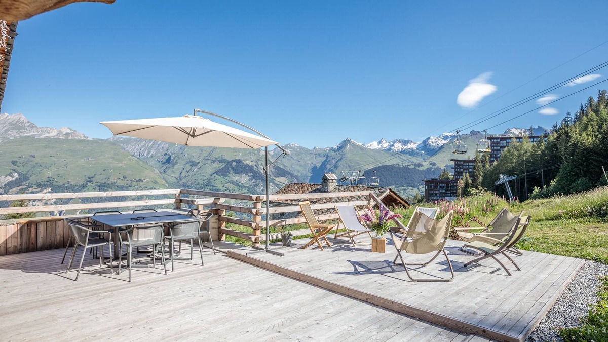Arc-1600 Ski Chalet | Authentic renovated chalet on the slopes 5 min walk Arc 1600 4 ch 3 bath 12pers