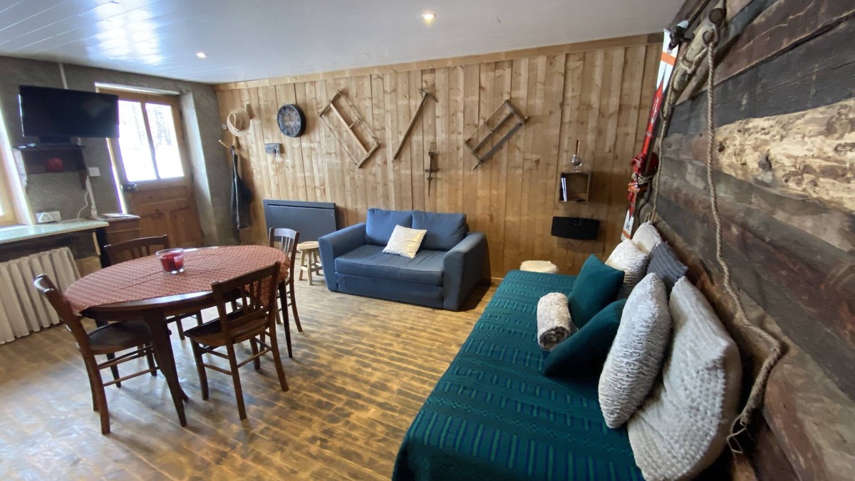 Le Chalmieu House | Authentic Savoyard apartment