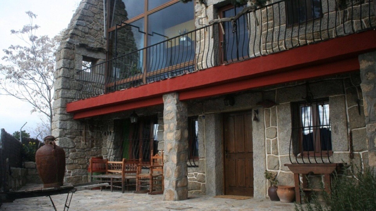 El Barraco House | Authentic stone house with beautiful views of the El Burguiilo reservoir