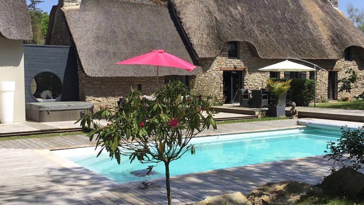 Guerande House | Authentic thatched cottage with pool and spa renovated in 2018