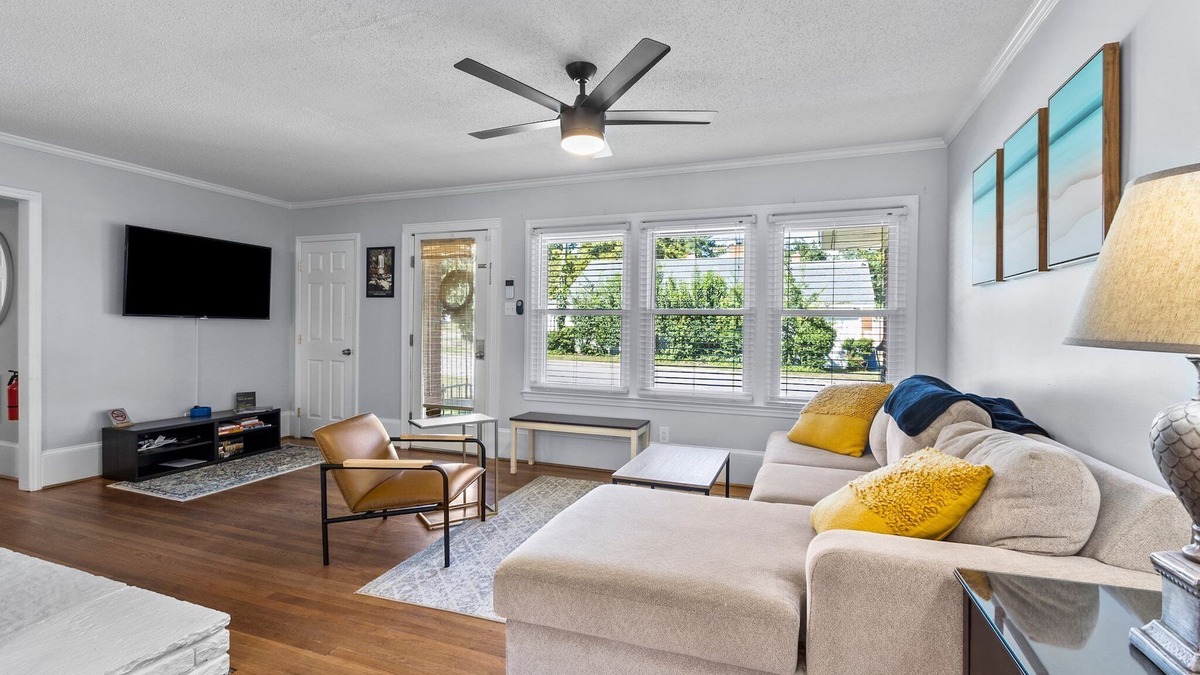 Downtown House | Authentic Vibe~70"TV~King Suite~Pets~Walkable!