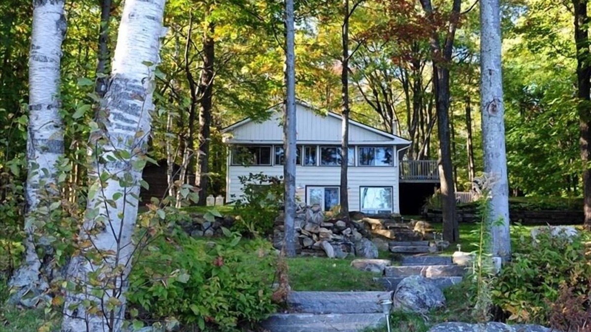 Baysville Cottage | Authentic Waterfront 1935 Muskoka Log Cabin with All the Comforts of Home