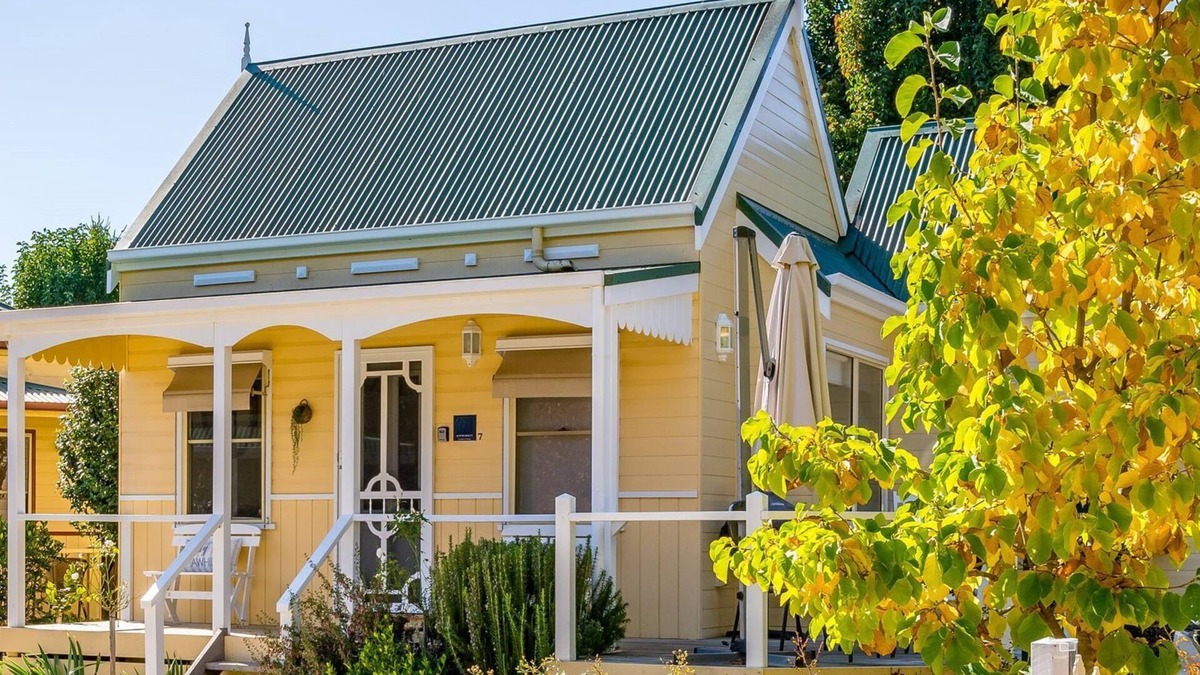 Bright Cottage | Autumn Beauty - Country Cottage 7