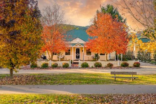 Bright House | Autumn Beauty - Garden Cottage 4