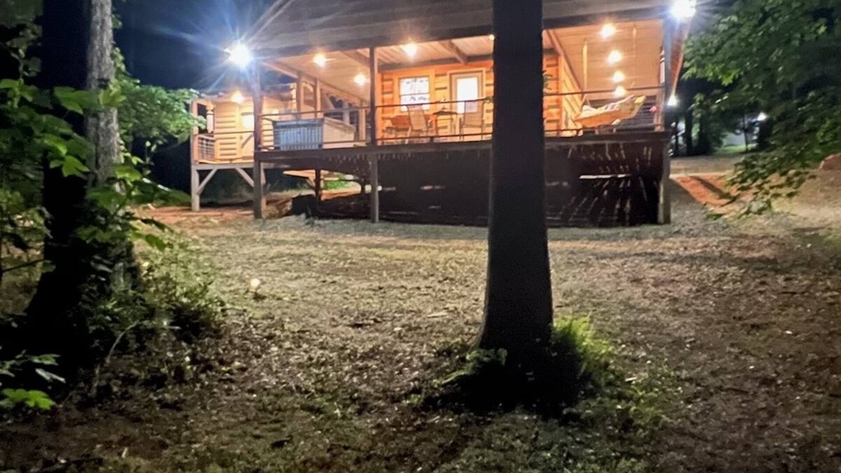 Fort Payne Cabin | Autumn Skies and Falling leaves on Lookout Mtn! hot tub,fire-pit;