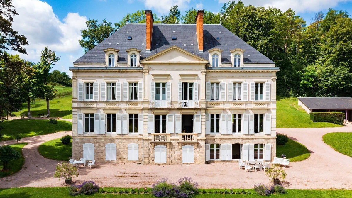 Montaigu-le-Blin Other | Auv001 - Castle near Vichy