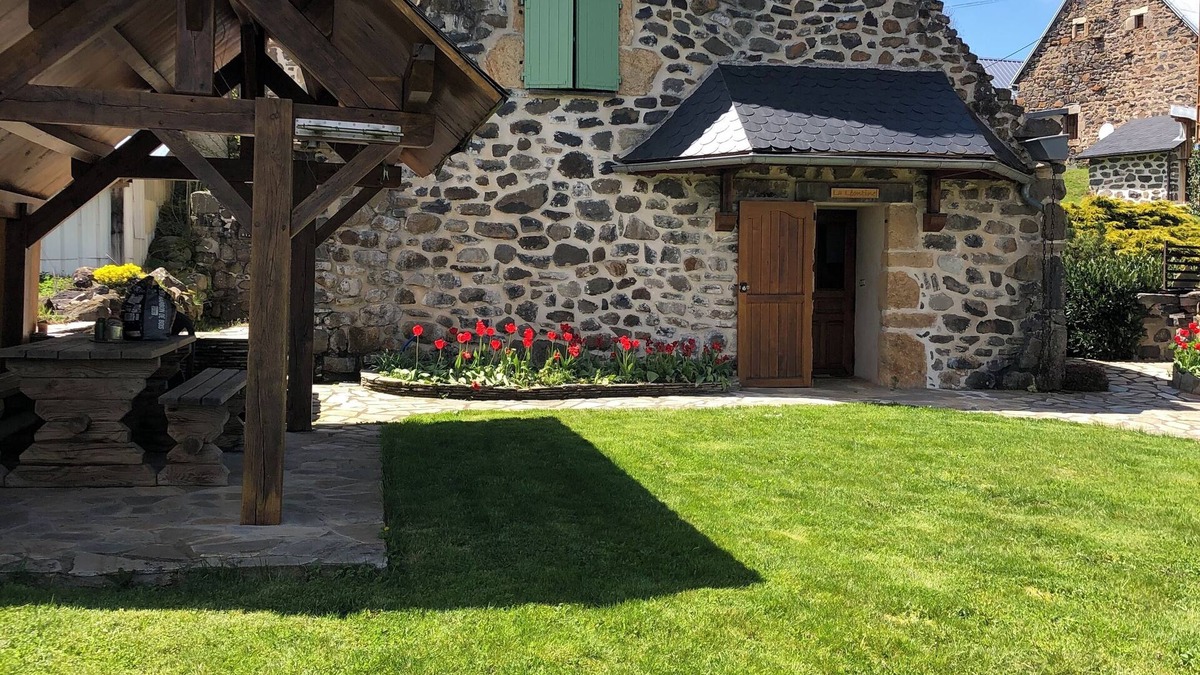 Saint-Alyre-es-Montagne Cottage | Auvergne 3 comfortable cottages heated swimming pool from June to September