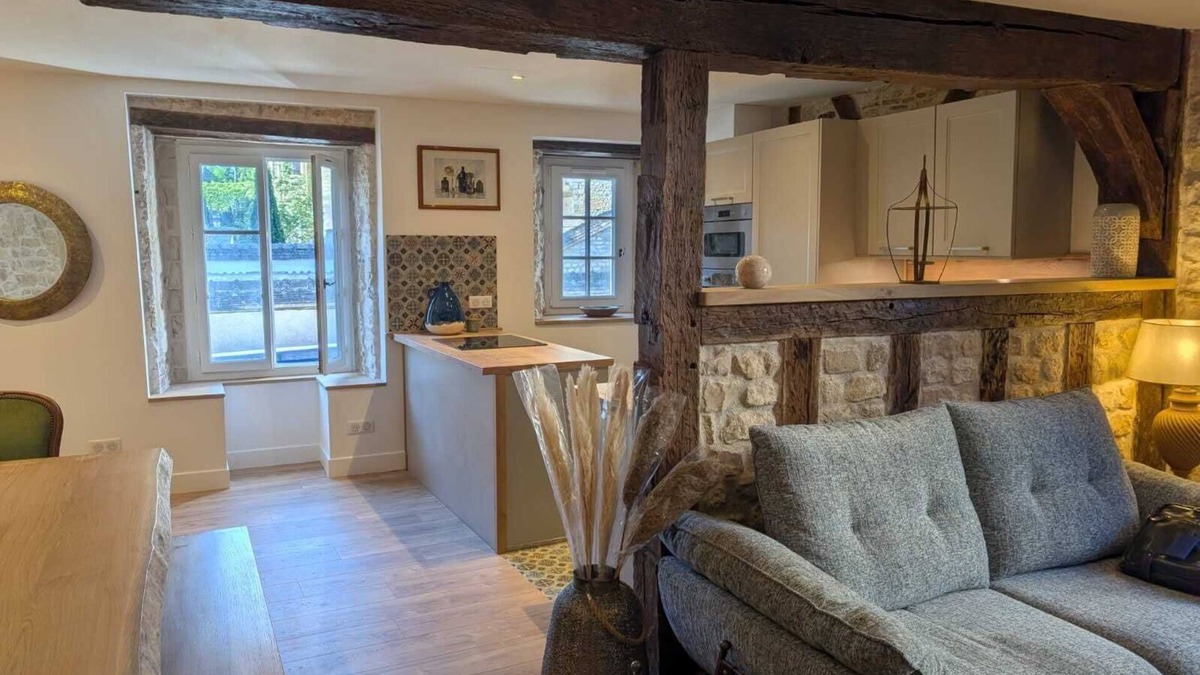 Bourges Apartment | Aux 3 Maillets 1. Beautiful apartment in a 16th-century house.