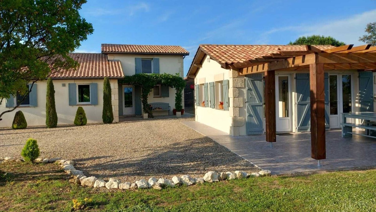 Gontaud House | Aux Jameleaux: family friendly home with swimming pool and bordering vineyard