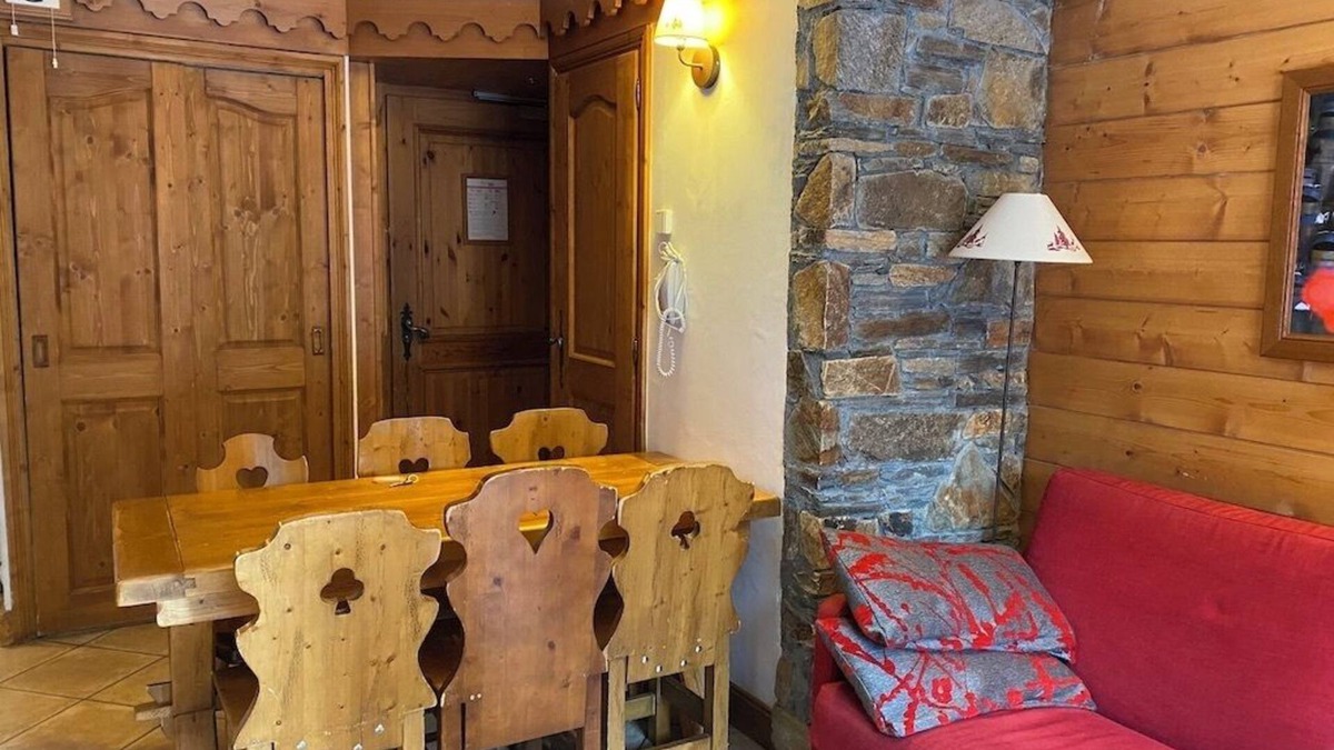 Reberty Apartment | AUX MENUIRES APARTMENT IN LUXURY RESIDENCE SLEEPS 6. 2 BEDROOMS.