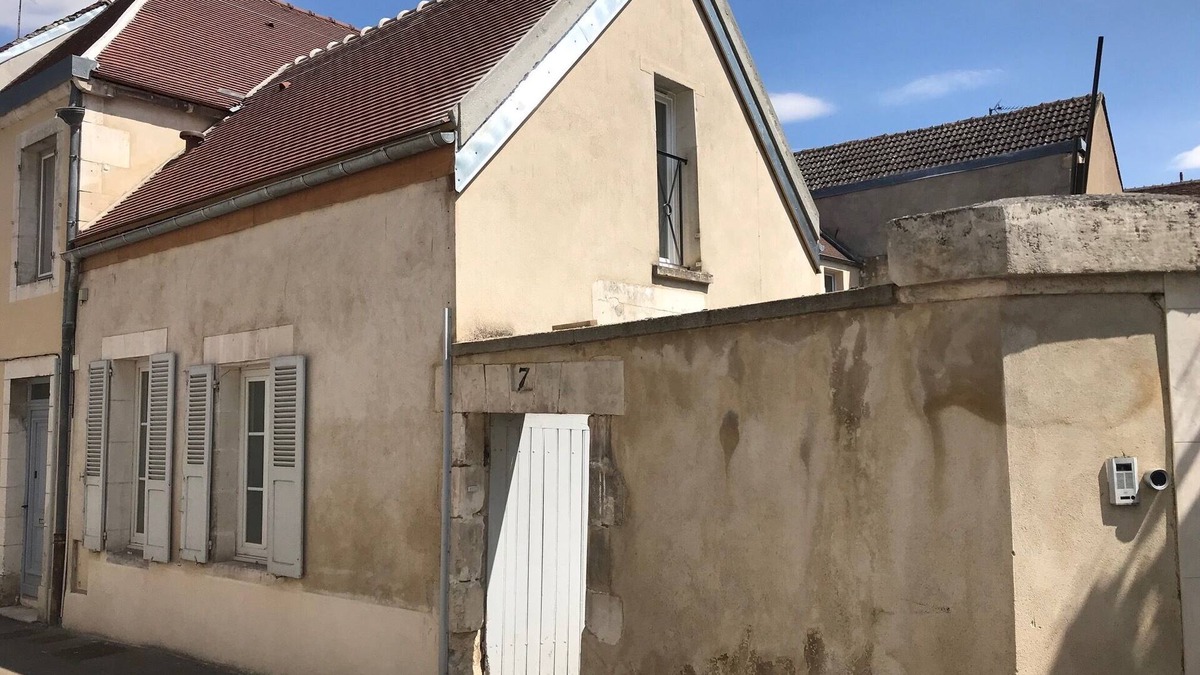 Auxerre House | Auxerre City Center: Small House