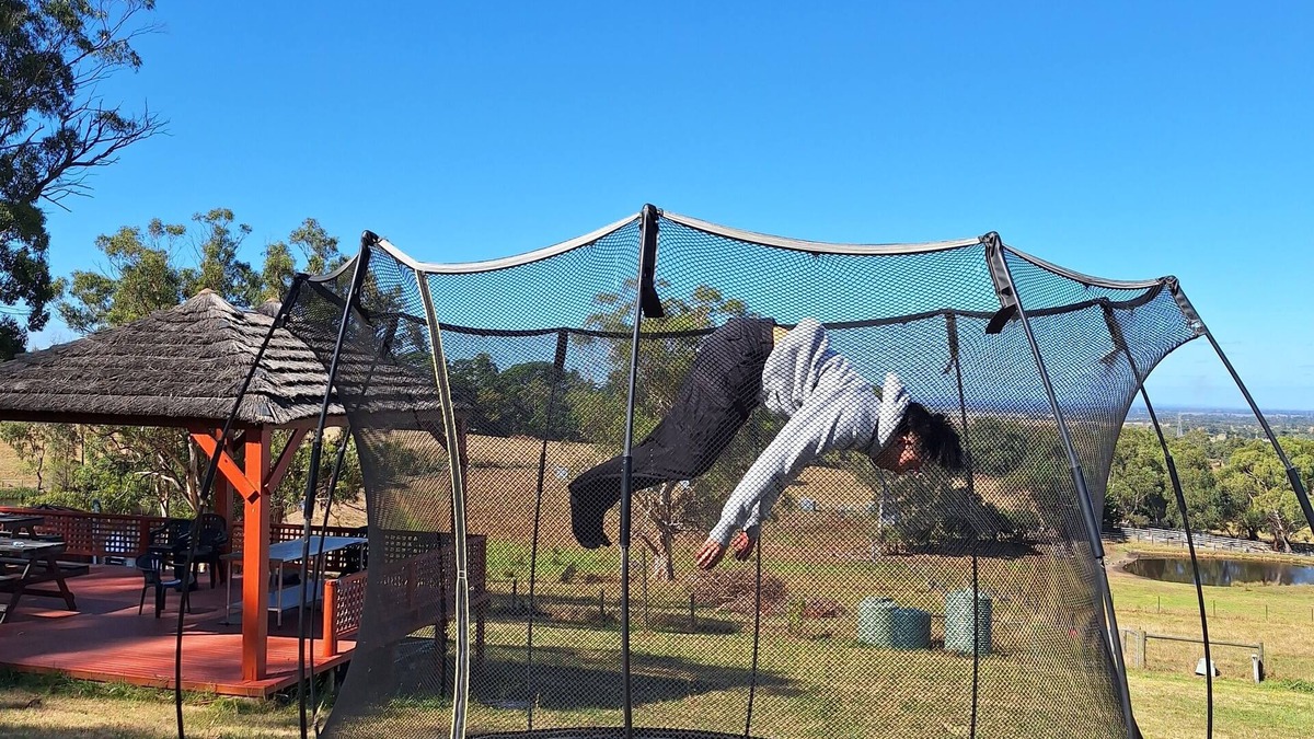 Tynong North House | Auyea Farm Caravan Stay with Ensuite, 7 Mins to Gumbuya World Theme Park