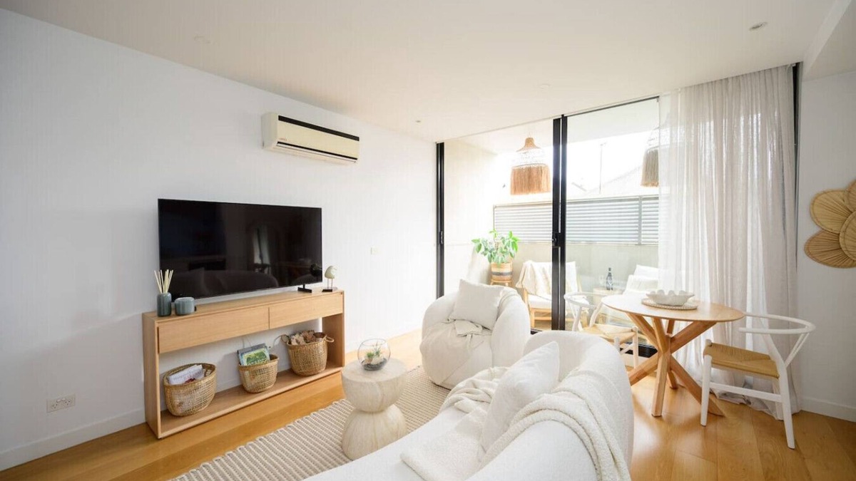 Port Melbourne Apartment | Ava | 100m to Beach & Bay St