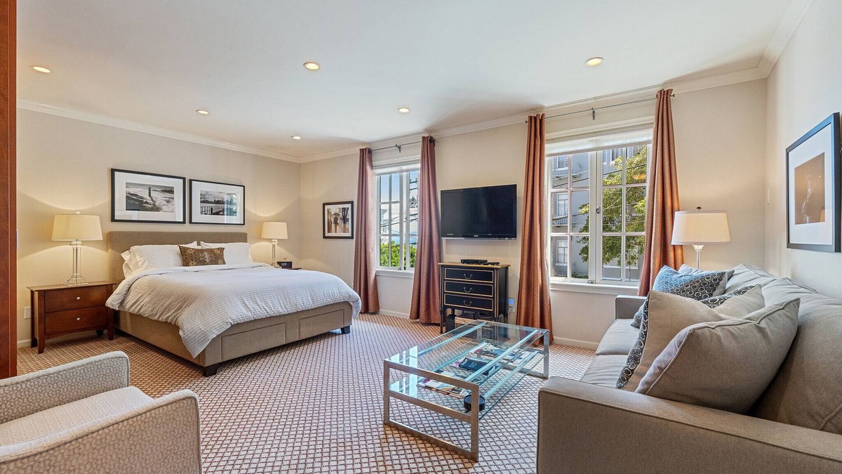 Russian Hill Apartment | AVAILABLE TODAY! SPECIAL FALL PRICING: 50+ FIVE STAR REVIEWS!
