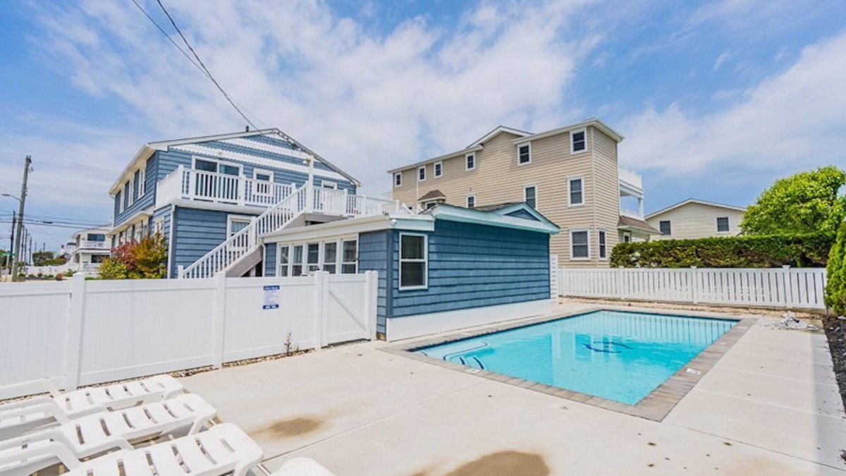 Avalon Condo | Avalon BEACH BLOCK 2 Bedroom Condo with POOL East Unit/Sleeps 4