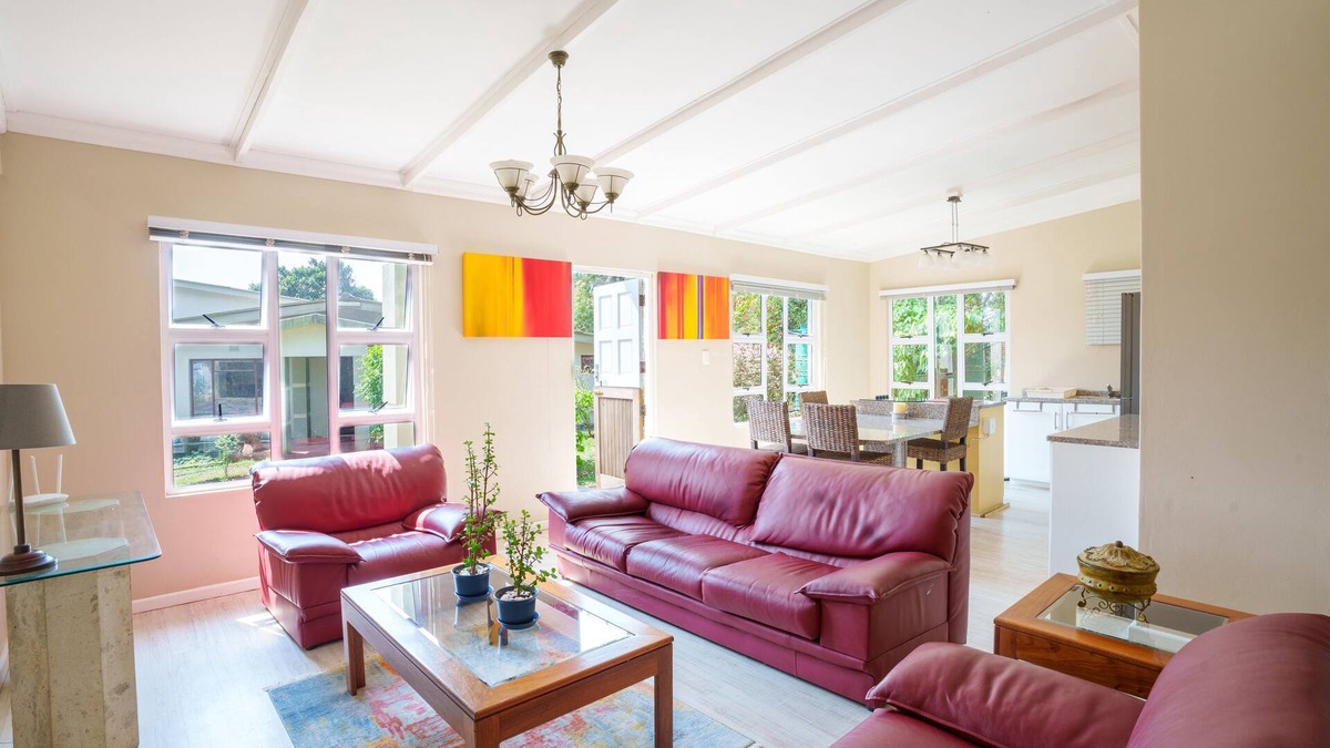Hibiscus Coast Cottage | Avalon Farm Cottage, a beautiful cottage on a small working Macadamia Farm.
