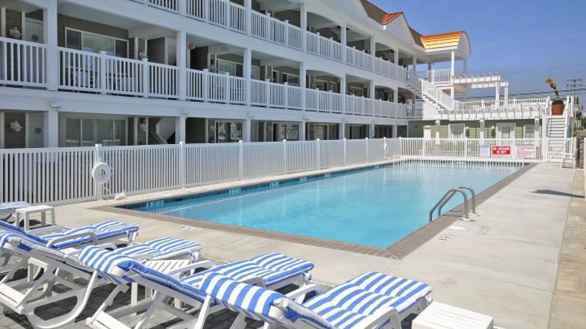 Avalon Condo | Avalon fun & sun with pool, beach block and the best beach side bars