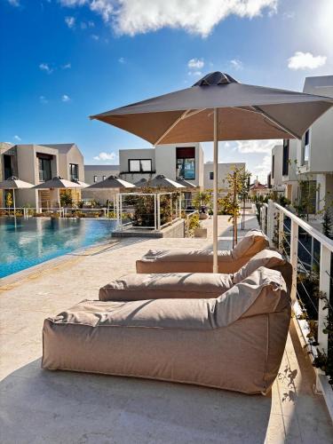 Emba Villa | Avalon Gardens Pink&Blue Villa with swimming pools sauna restaurant gym