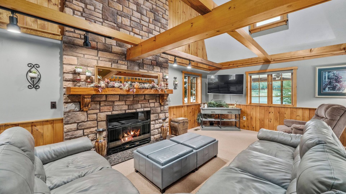 Logan Cabin | Avalon Villa-Panoramic Lake Views-Hot Tub-Game Room-Kayaks-Canoes-Bikes-Play Grd