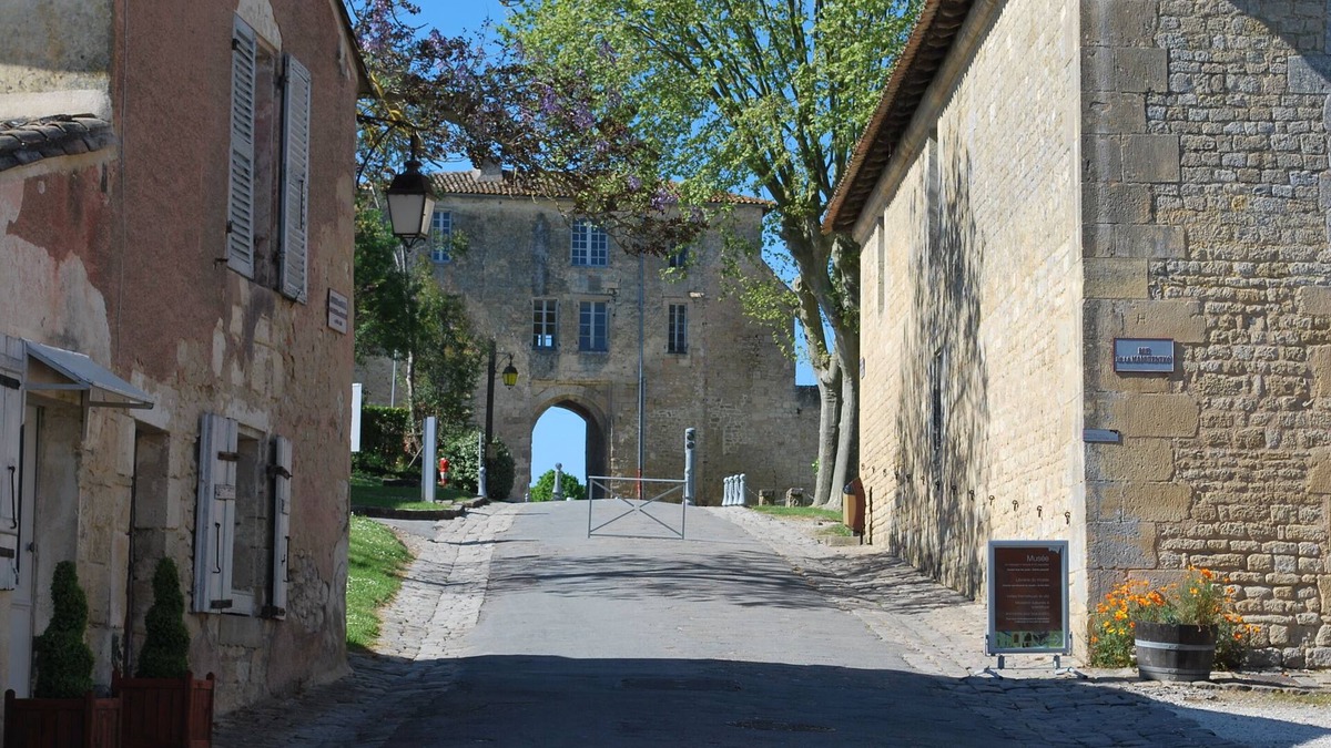 Blaye Apartment | Avant Garde - Furnished studio in the heart of UNESCO MONUMENT