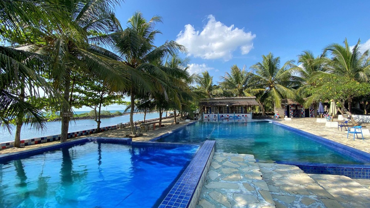 Labuhan Hotel | Avery Coconut Island Waterpark Resort