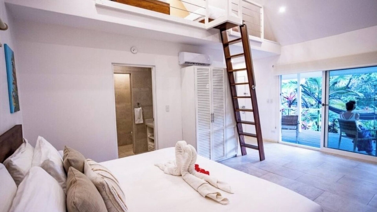 Montezuma Hotel | Aves - Bali Deluxe King - Pool View