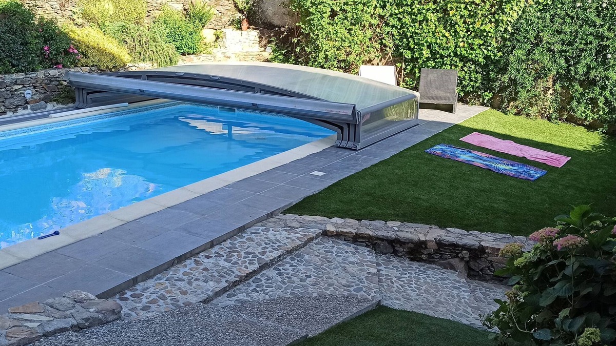 Saint-Just-sur-Viaur House | Aveyron, renovated barn sleeps 5, 3* swimming pool