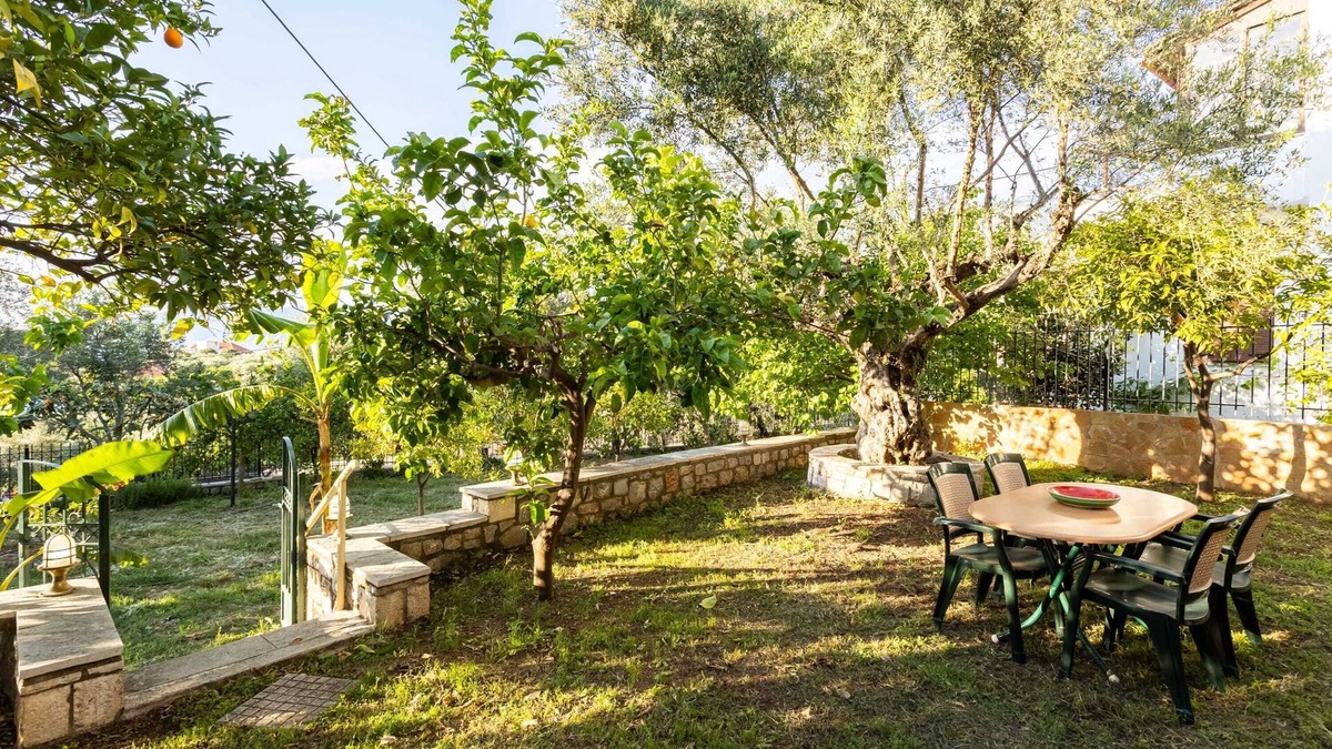 Avia House | Avia's Seaside Hideaway with Lush Garden