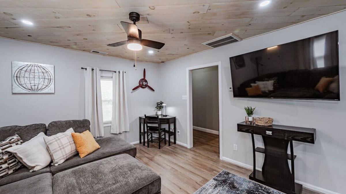 Mosby House | Aviation Haven: 5 Mins to RIC, Ready for Takeoff!
