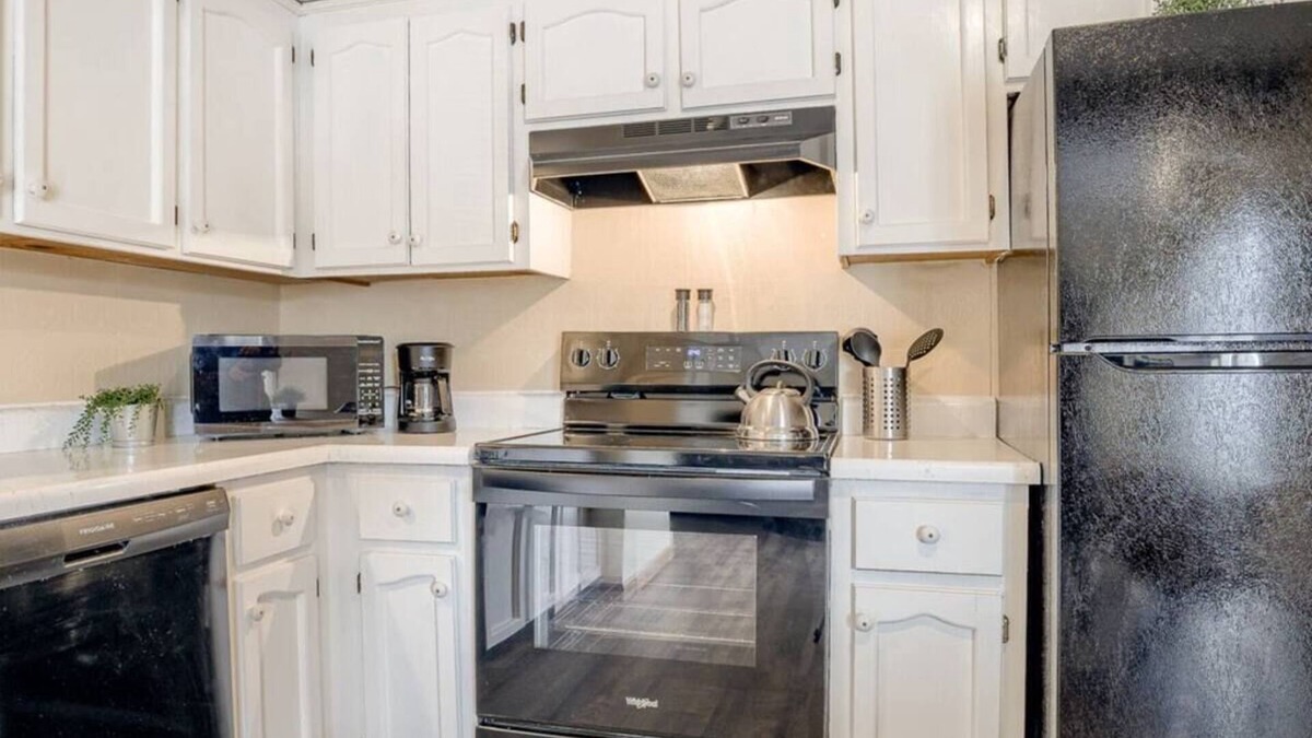 Mount Moriah House | Aviator's Lounge 2BR 1Bath WiFi Close to Airport 2