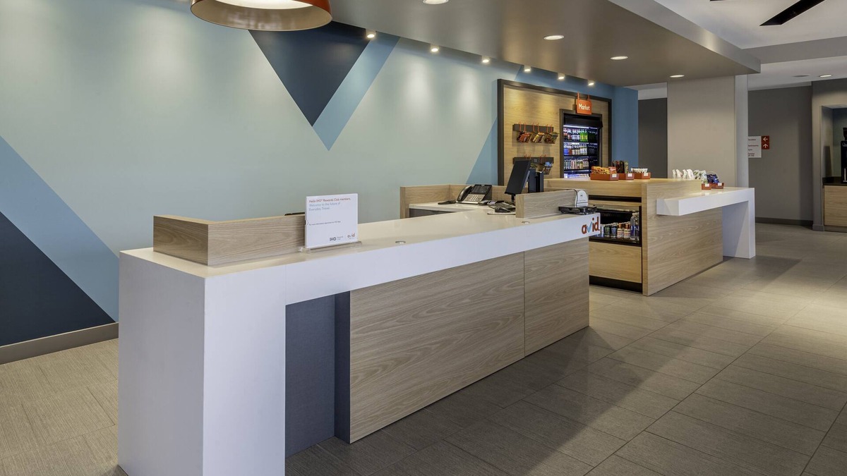 Waukesha Hotel | avid hotel Milwaukee West Waukesha by IHG