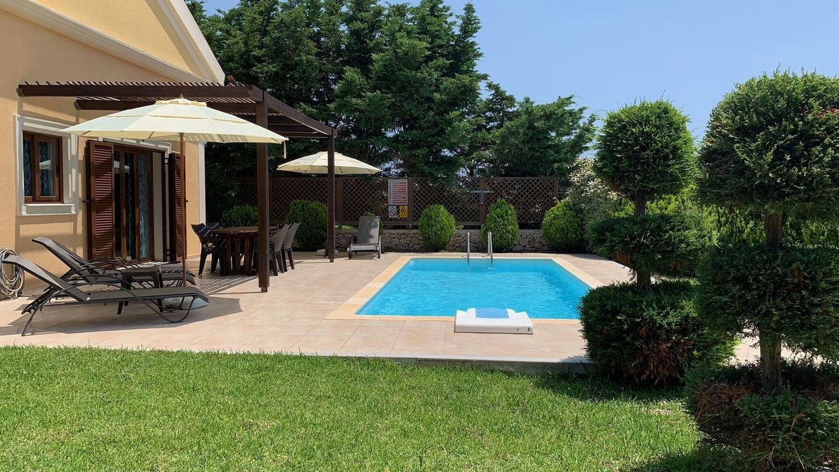 Svoronata Villa | Avithos Beach 2 Mins. Private Pool & Garden. Airport 10 Minutes.
