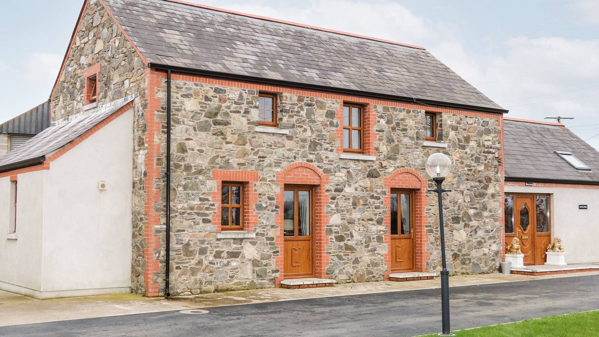 Hillsborough House | AVOCA LODGE, character holiday cottage, with a garden in Hillsborough