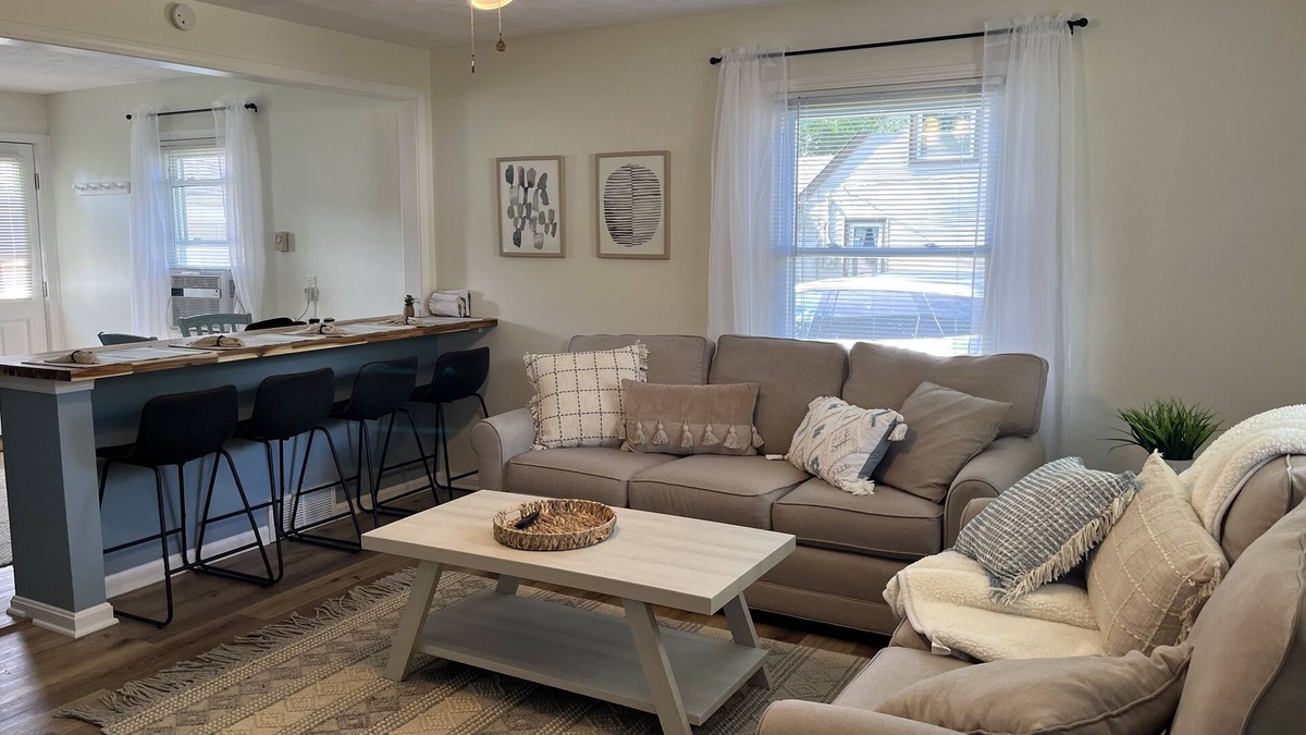 Avon Lake Cottage | Avon Lake Updated 2 Bedroom Cottage near Lake Erie on Very Quite Wooded Street