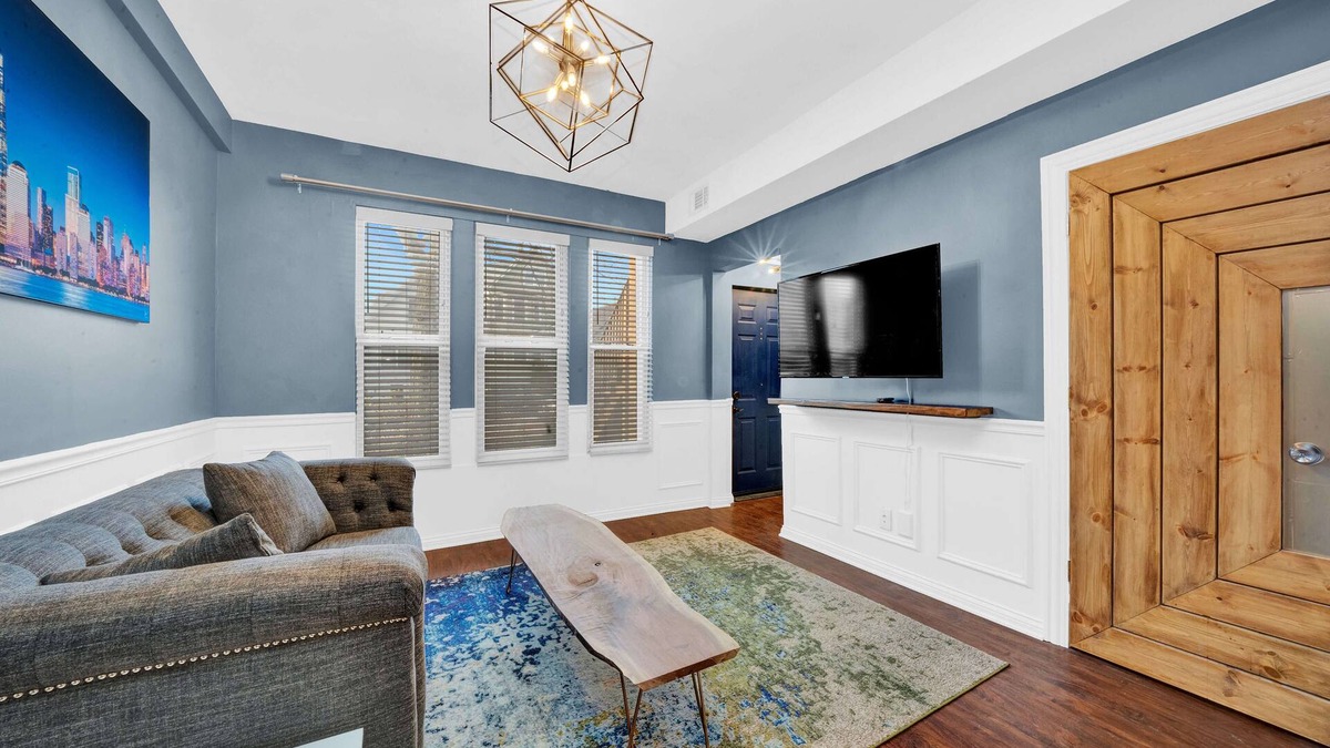 Avondale Apartment | Avondale Gem: 2BR w/Free Parking, Train Access & 2 Offices, Near Logan Sq