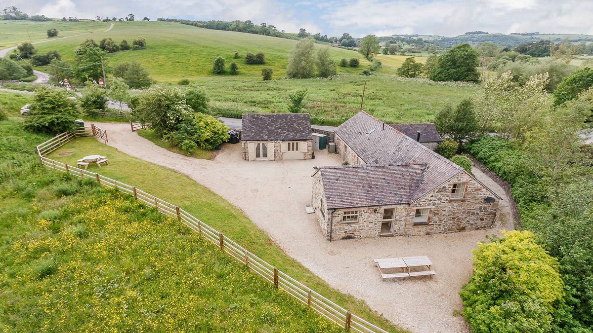 Bradbourne House | AWARD-WINNING, 5* LUXURY, TISSINGTON FORD BARN, DERBYSHIRE. 12 GUESTS & 2 DOGS
